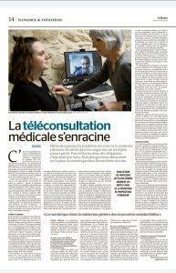 Article parut dans Le Monde sur la télémédecine avec une photo d'une dame qui manipule un otoscope connecté sur une jeune femme avec le médecin en visioconférence qui écoute le coeur