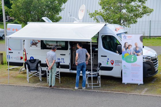 véhicule udaf stand équipé internet satellite